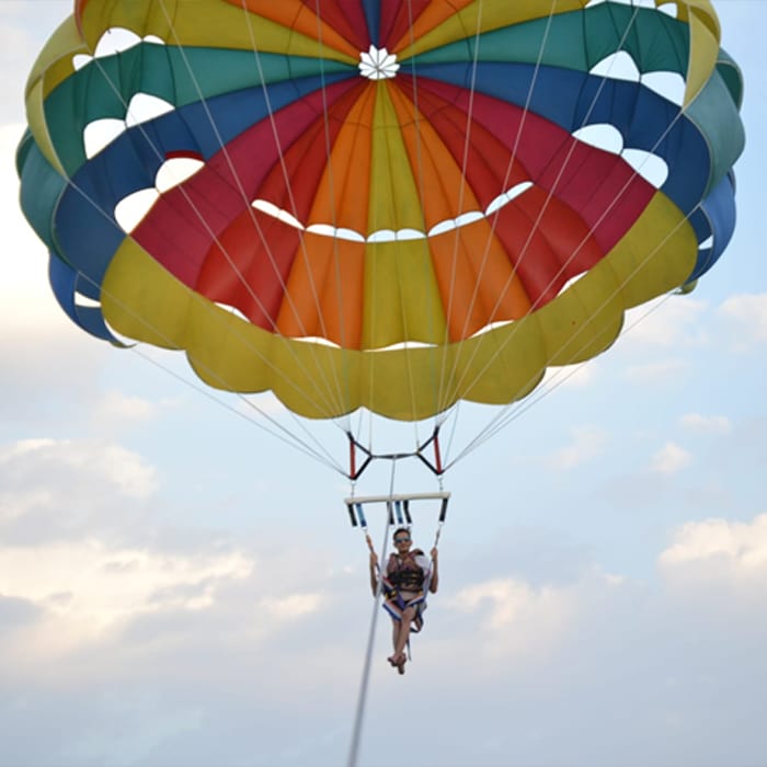 التنقل إلى Dubai Luxury Parasailing